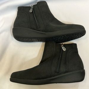 Aravon Fairlee Waterproof Ankle Boot-Size 9.5  NWOB